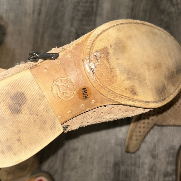 Lucky Brand Women's 6 boots Basel 3 Perforated Leather Tan Ankle zippers - Picture 6 of 6